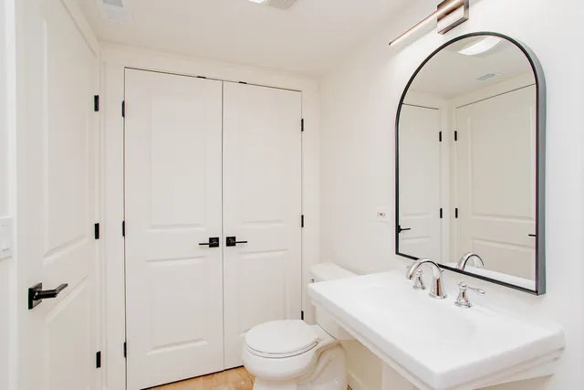 $3,300 | 6677 North Oliphant Avenue, Unit 401, Chicago, IL 60631