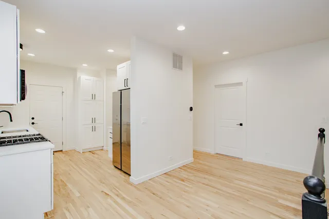 $3,300 | 6677 North Oliphant Avenue, Unit 401, Chicago, IL 60631