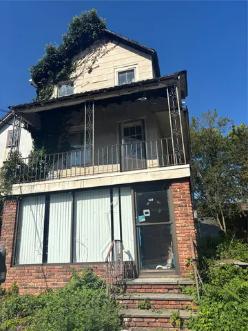 a view of entrance gate of the house