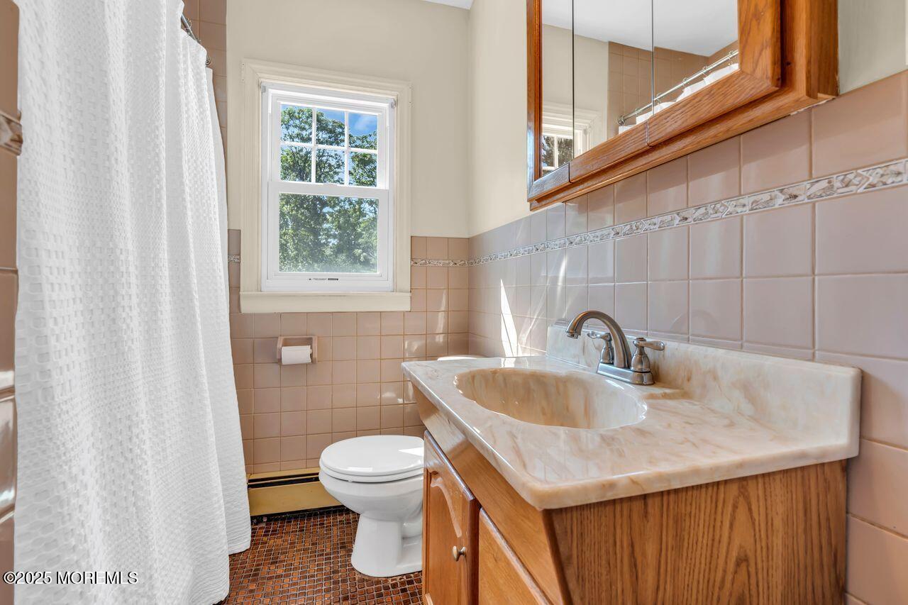 106 Van Brackle Road Aberdeen, NJ 07747 - Photo 12 of 39 Bathroom