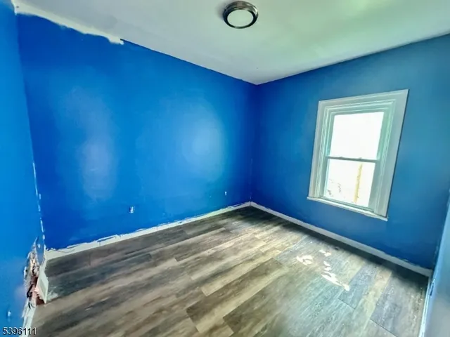 a view of empty room with window
