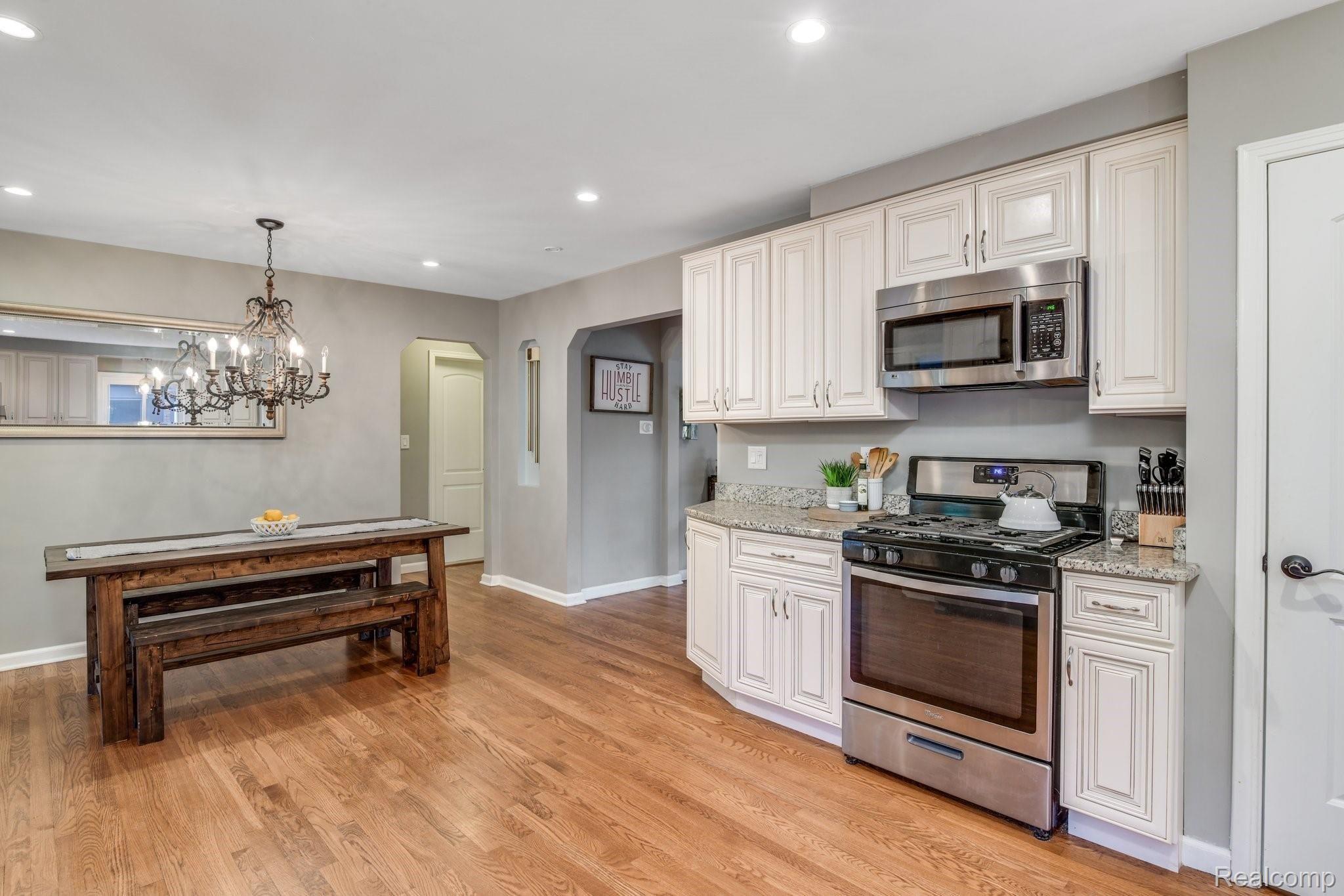 1315 Cadieux Road Grosse Pointe, MI 48230 - Photo 10 of 32 22-web-or-mls-1315 Cadieux Road - Grosse Pointe0021.jpg