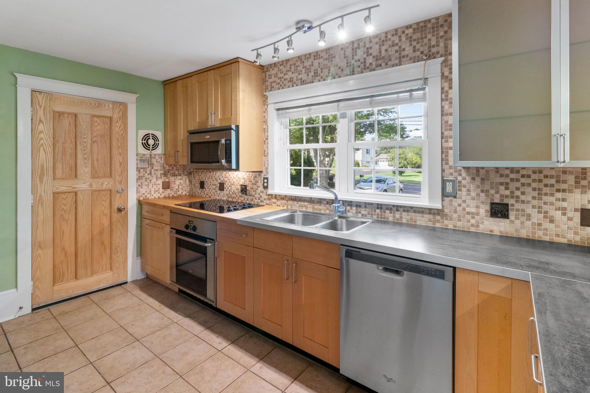 527 Buck Road Holland, PA 18966 - Photo 12 of 37 Kitchen