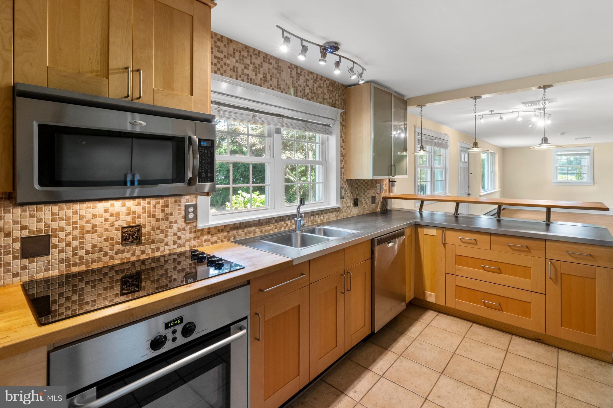 527 Buck Road Holland, PA 18966 - Photo 13 of 37 Kitchen