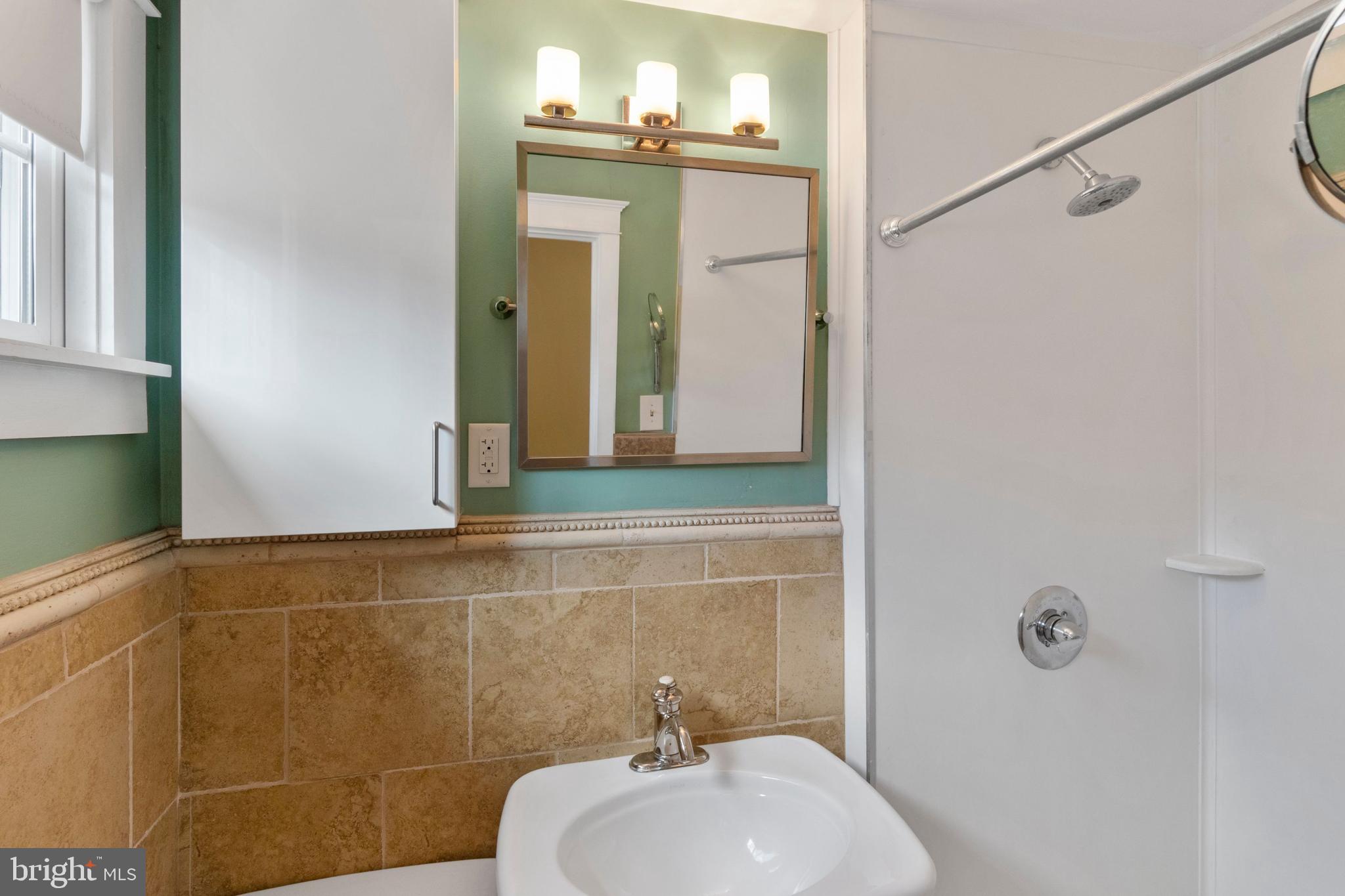 527 Buck Road Holland, PA 18966 - Photo 31 of 37 Bathroom #1