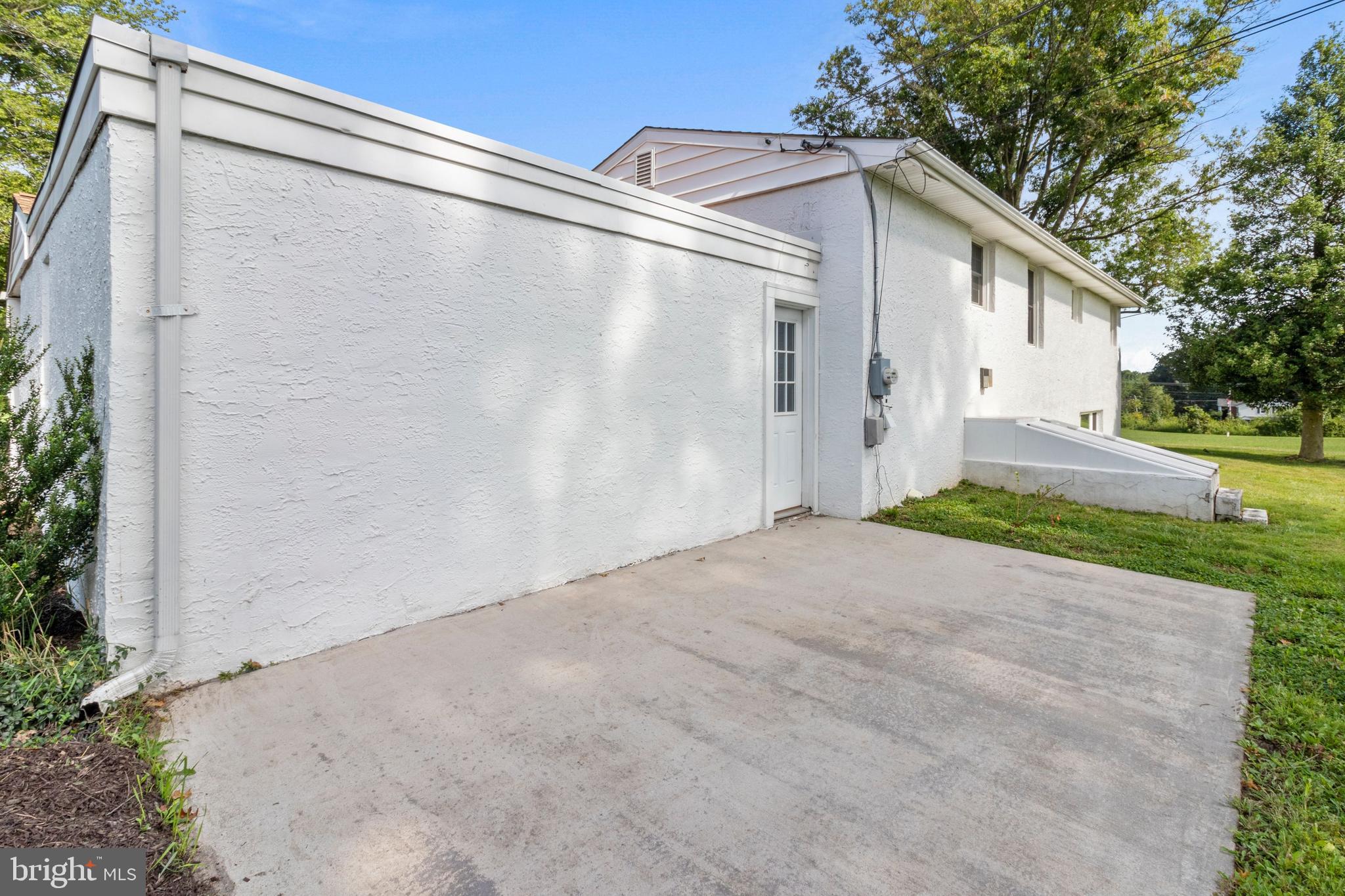527 Buck Road Holland, PA 18966 - Photo 6 of 37 Back Patio