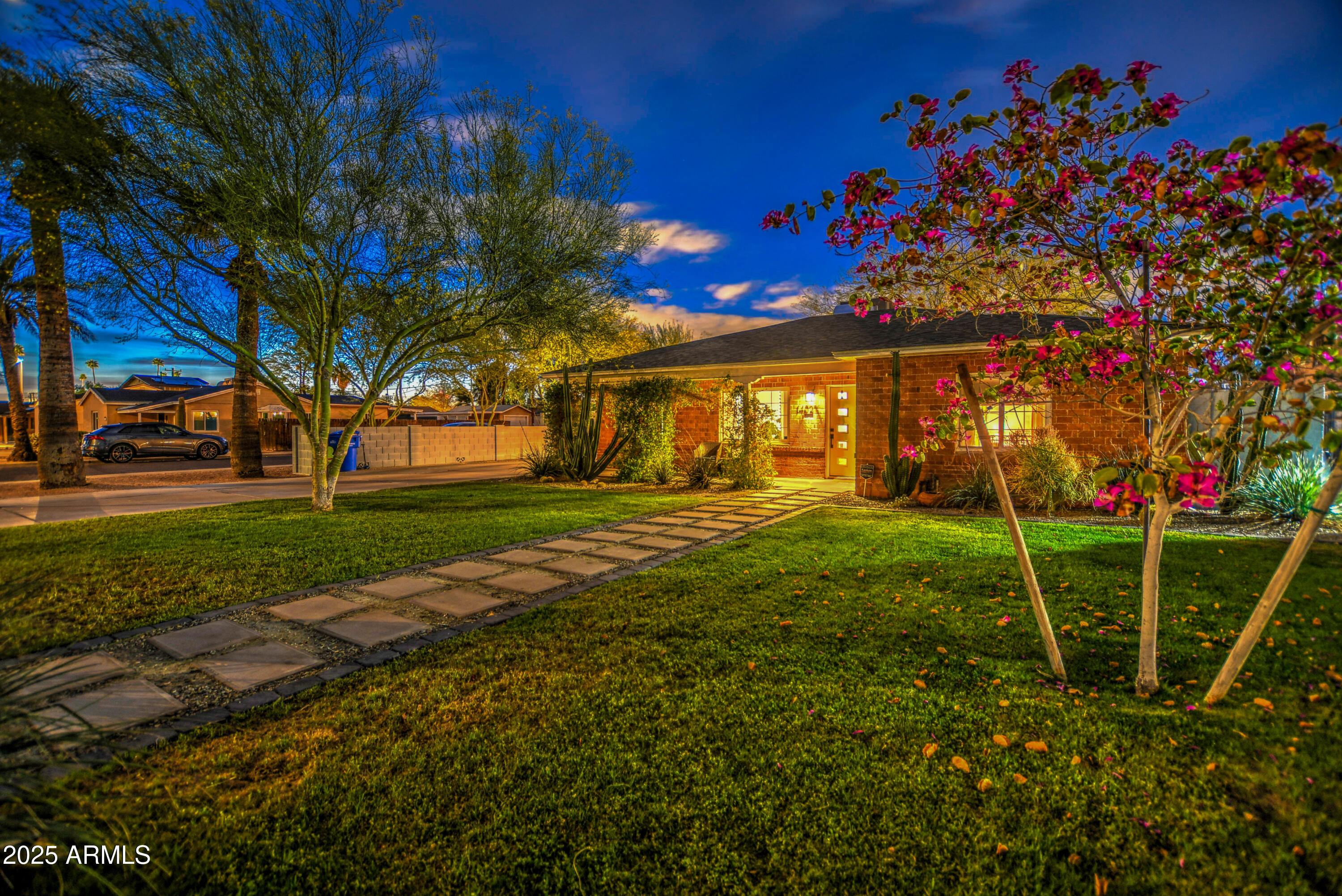 1402 East Granada Road Phoenix, AZ 85006 - Photo 2 of 42 Twilight 74