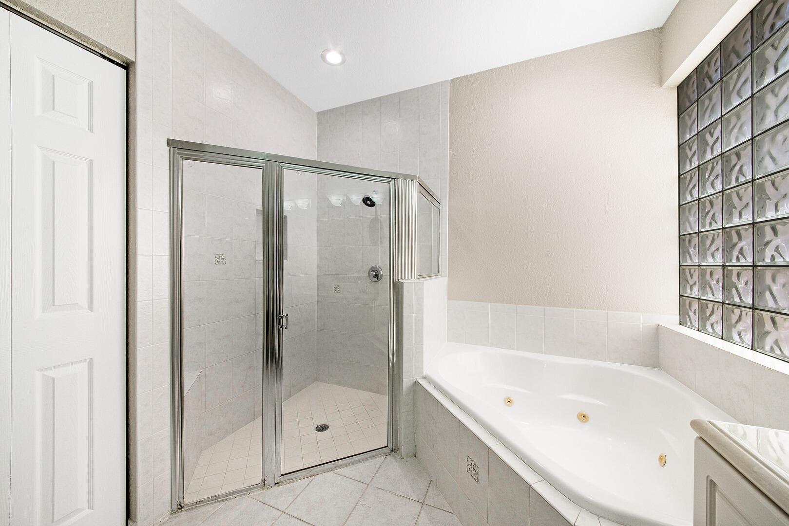 9737 Vineyard Court Boca Raton, FL 33428 - Photo 22 of 46 Jetted Tub