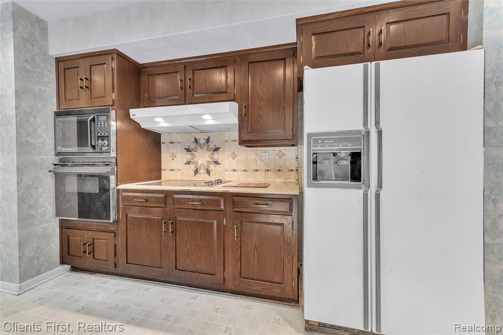 33801 Argonne Road Farmington Hills, MI 48335 - Photo 10 of 32
