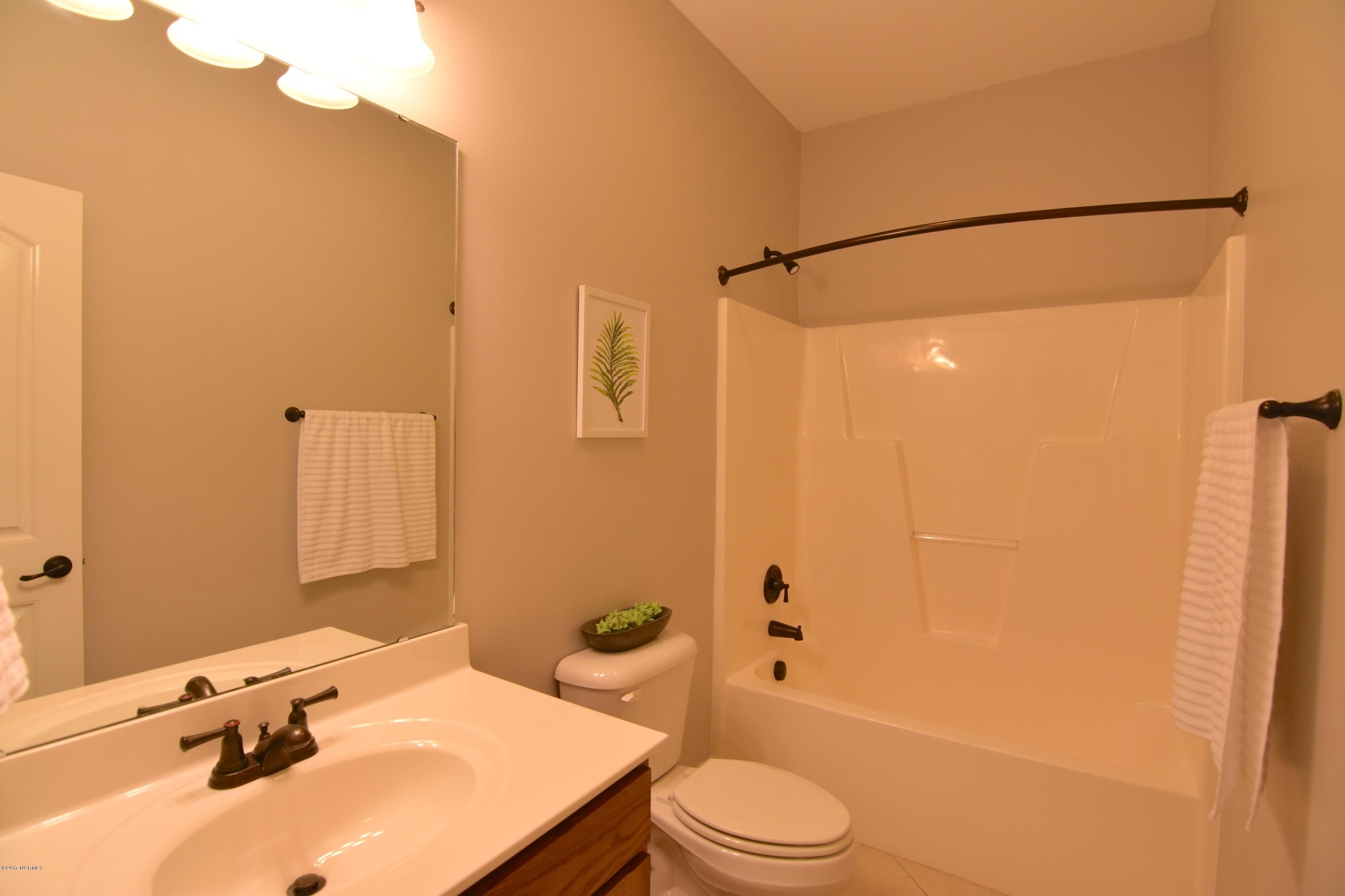 109 Coree Way New Bern, NC 28562 - Photo 18 of 27 Guest Bathroom