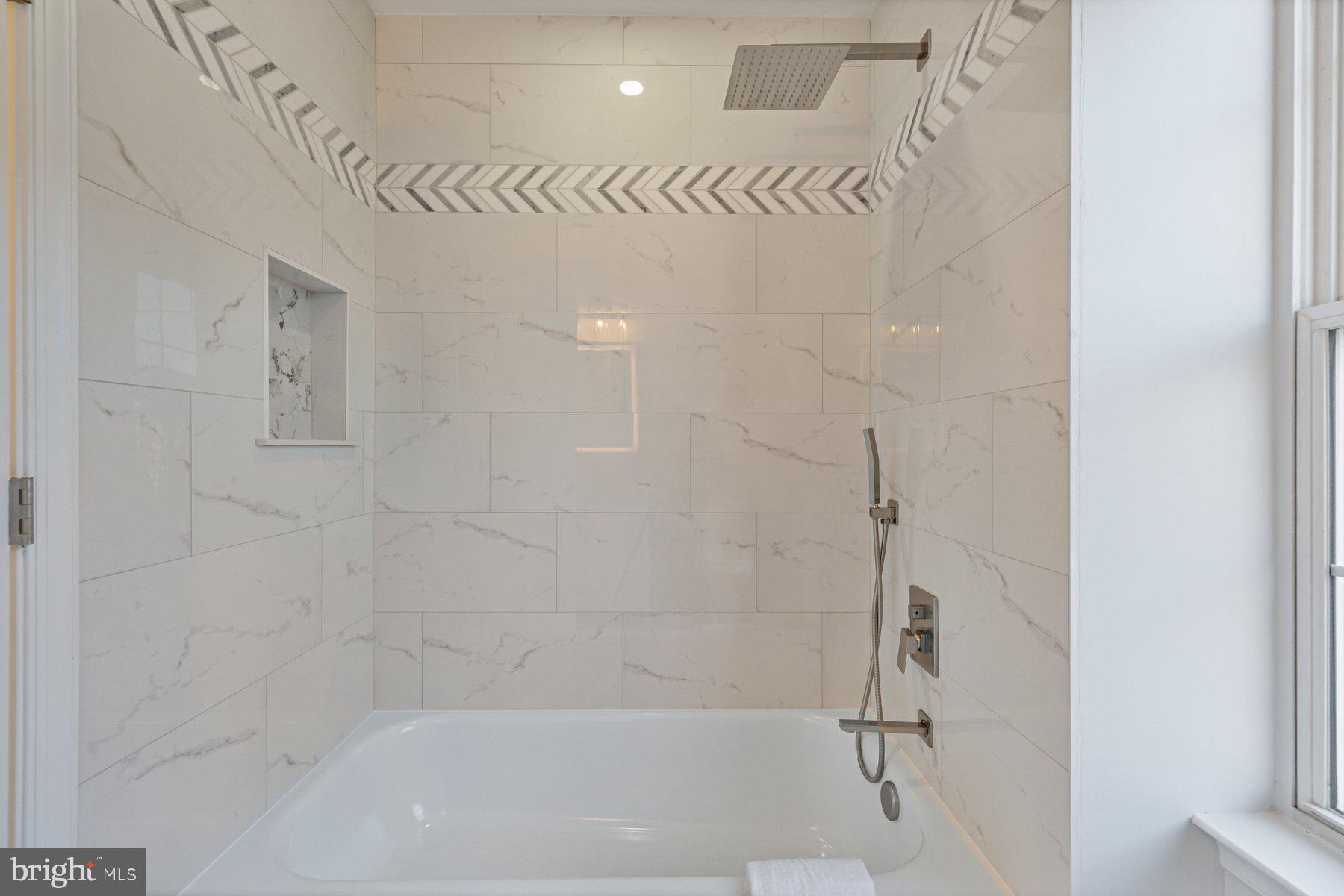 8329 Tillett Loop Manassas, VA 20110 - Photo 18 of 27 a bath tub sitting next to a shower