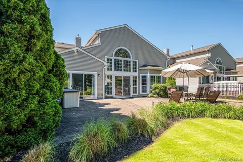 $1,099,000 | 10 Windwatch Drive, Hauppauge, NY 11788