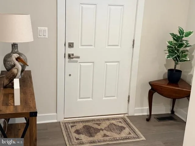 a view of entryway with livingroom