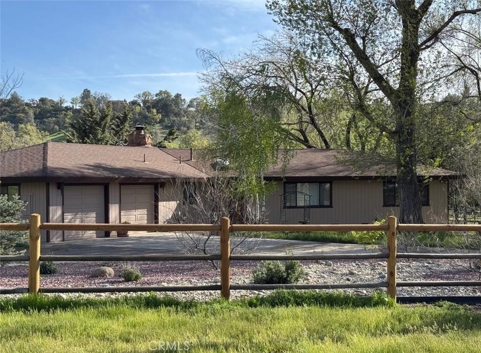 Beautiful curb appeal!  Great street location on the Valley Floor.
