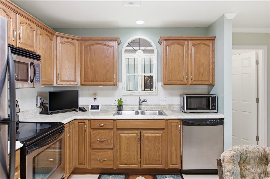1 Coraopolis Road, Unit 300 Coraopolis, PA 15108 - Photo 10 of 25 Easy access kitchen