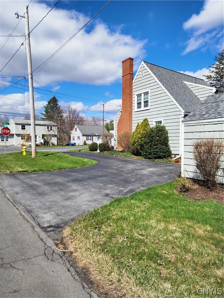 5378 Bear Road Clay, NY 13212 - Photo 6 of 34 Driveway and side view