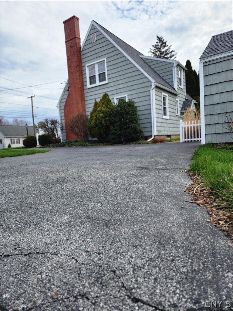 5378 Bear Road Clay, NY 13212 - Photo 7 of 34 Driveway and side view