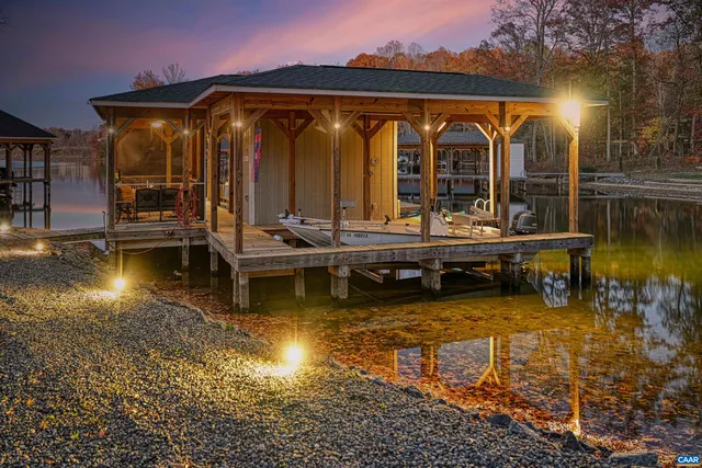 a view of house with a fountain