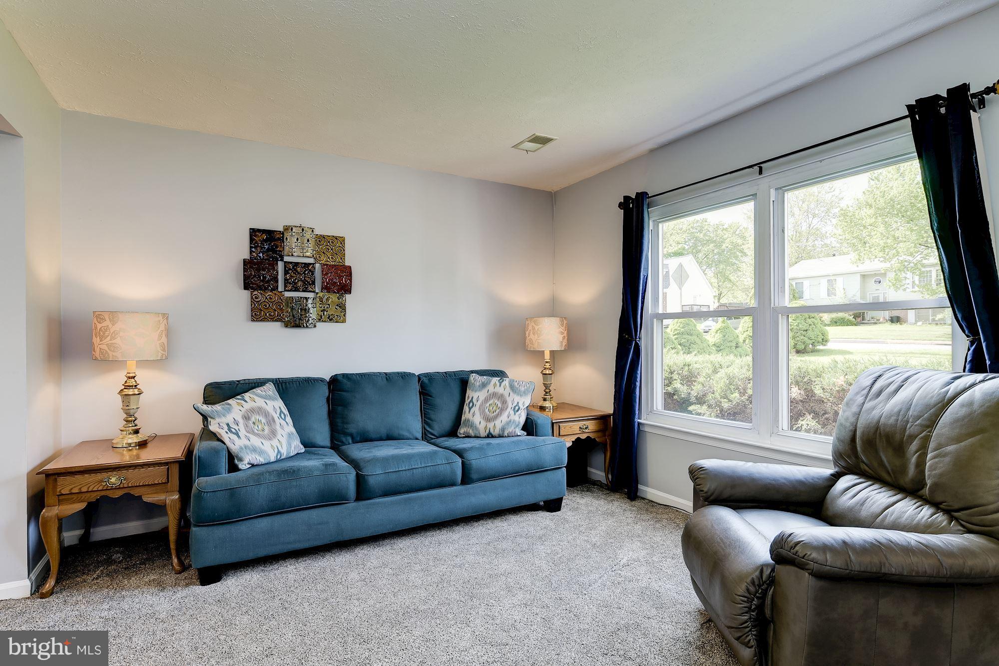 635 Uniontown Road Westminster, MD 21158 - Photo 4 of 28 Living Room