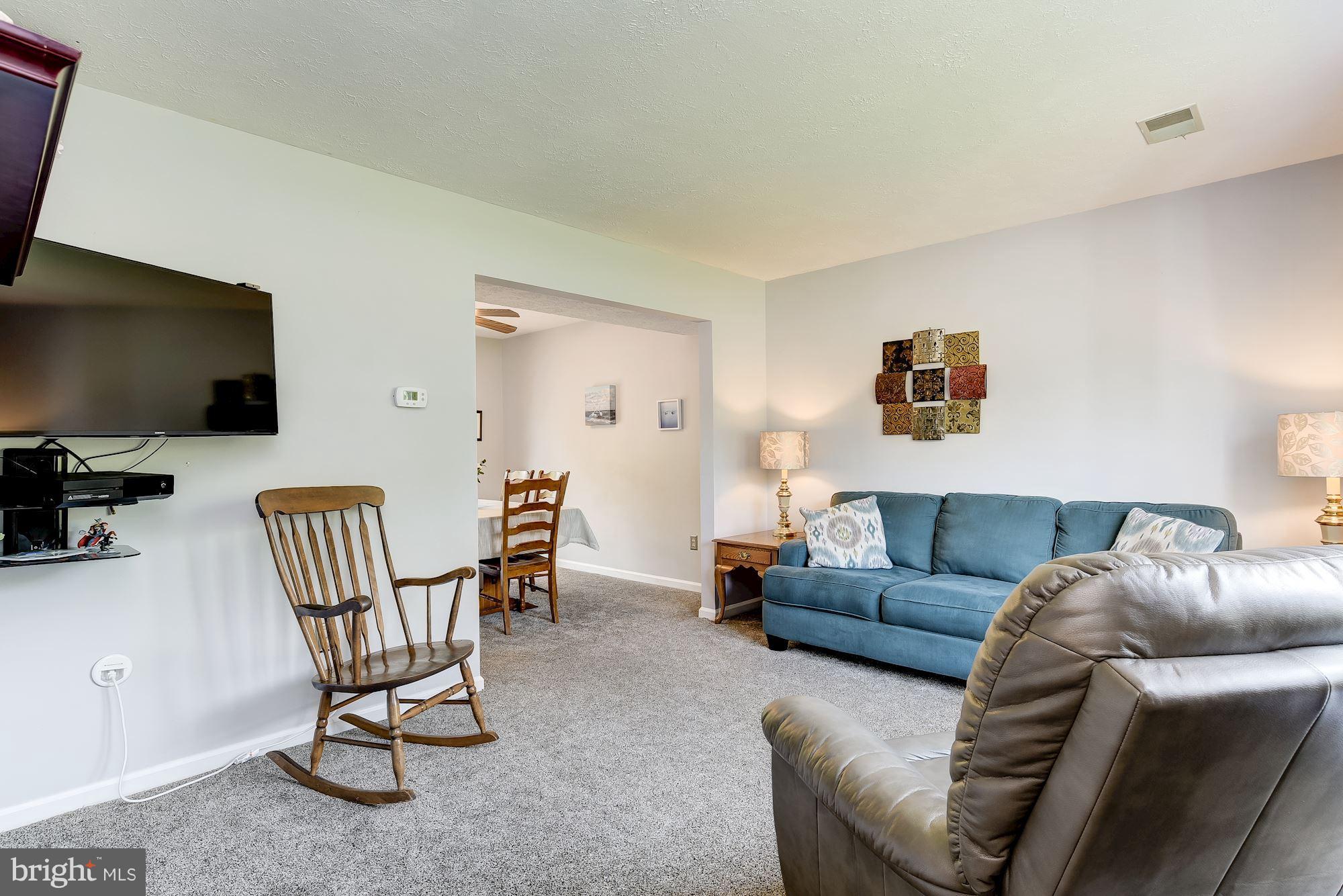 635 Uniontown Road Westminster, MD 21158 - Photo 5 of 28 Living Room