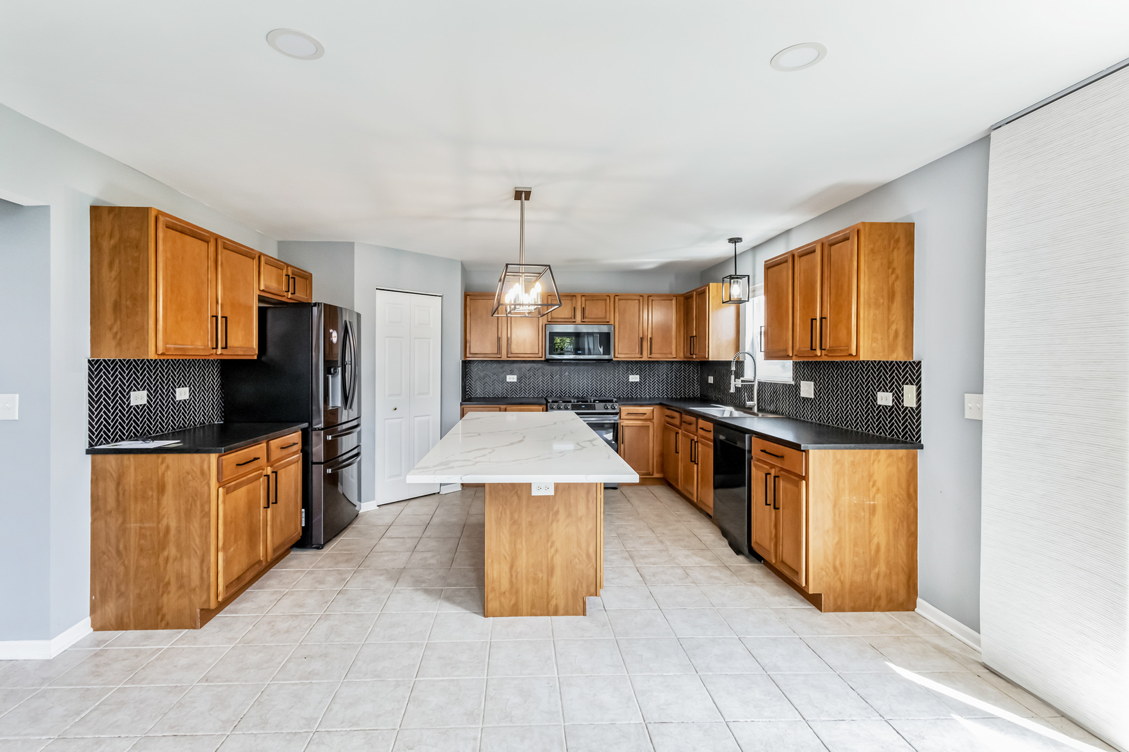 945 Forest View Way Antioch, IL 60002 - Photo 7 of 16