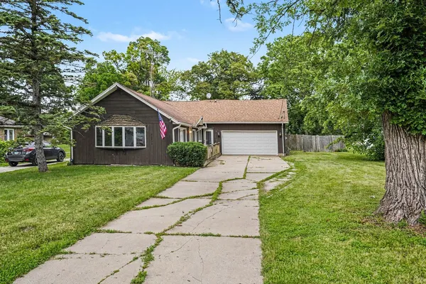 $249,900 | 26330 West Grapevine Avenue, Antioch, IL 60002