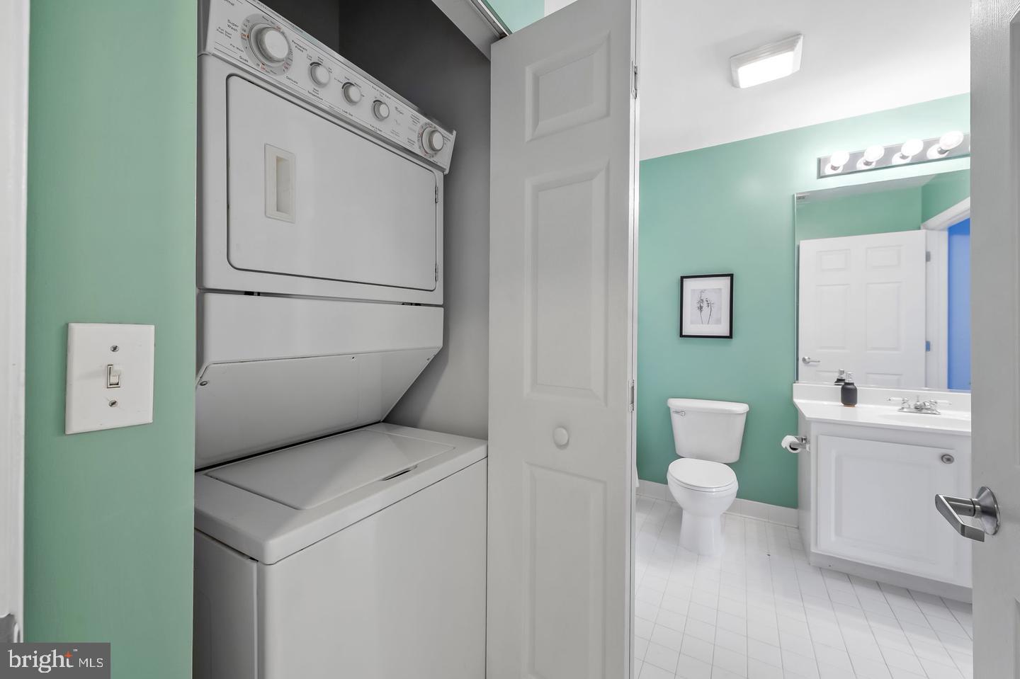 23 Pierside Drive, Unit 413 Baltimore, MD 21230 - Photo 22 of 36 a bathroom with a toilet sink and mirror