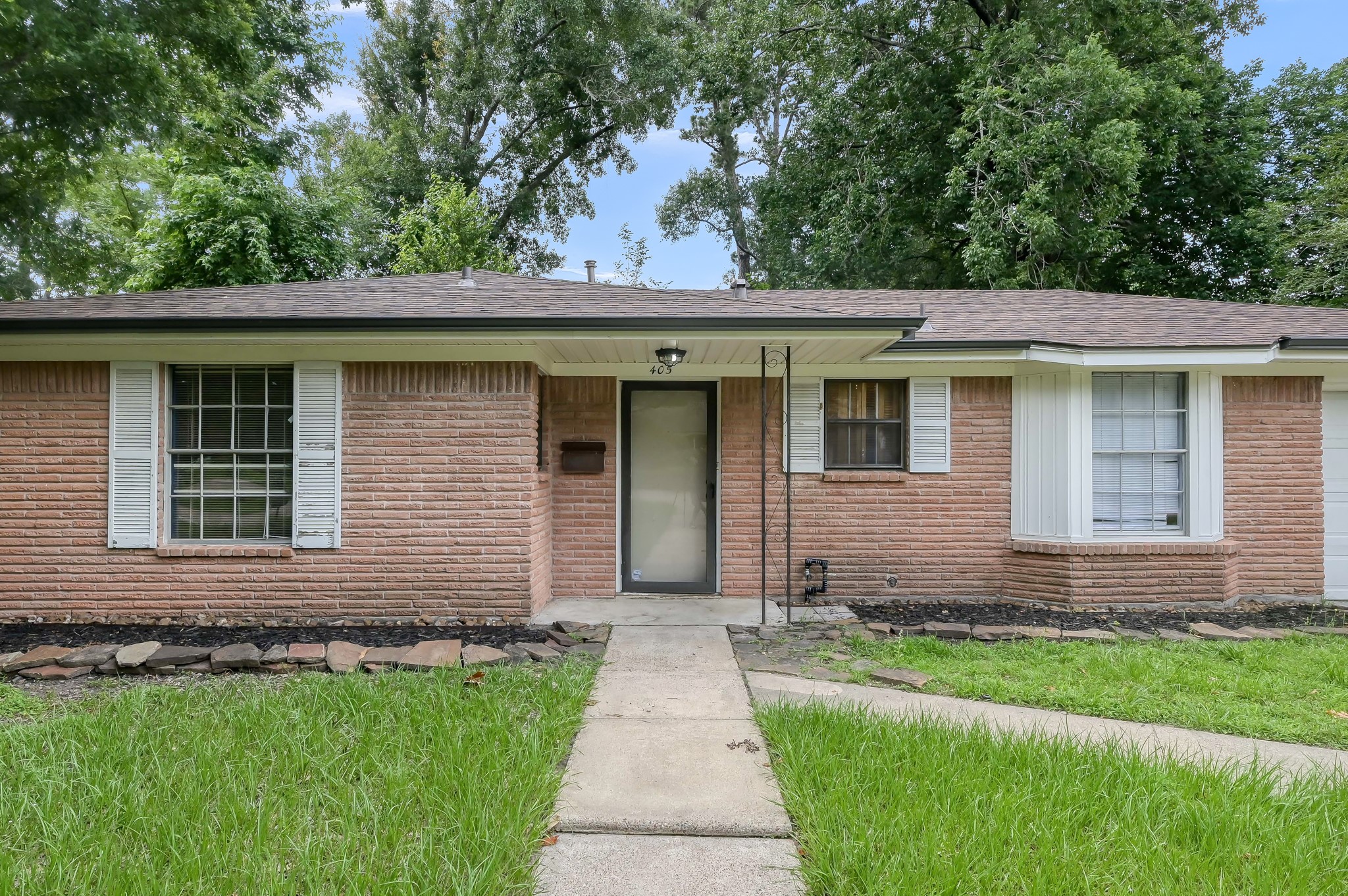 405 Wilson Road Conroe, TX 77301 - Photo 3 of 29