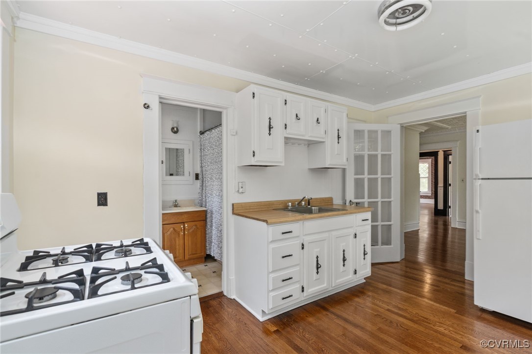 2707 Sherbourne Road Richmond, VA 23237 - Photo 39 of 50 Kitchen with white appliances, wood finished floor