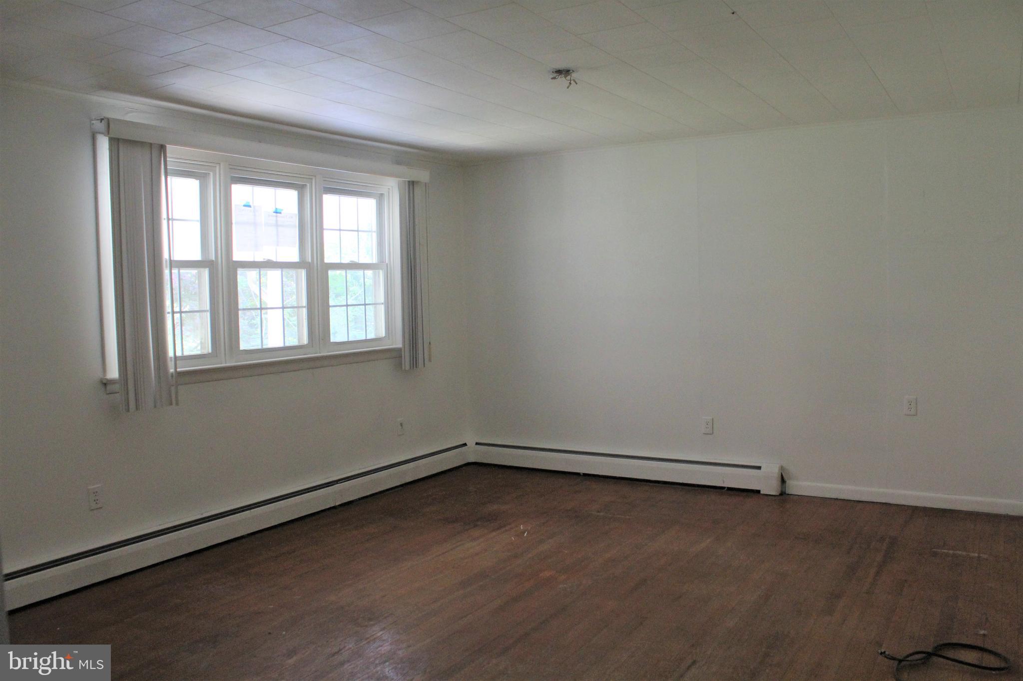 687 South Mount Pleasant Road Lebanon, PA 17042 - Photo 3 of 17 Living room