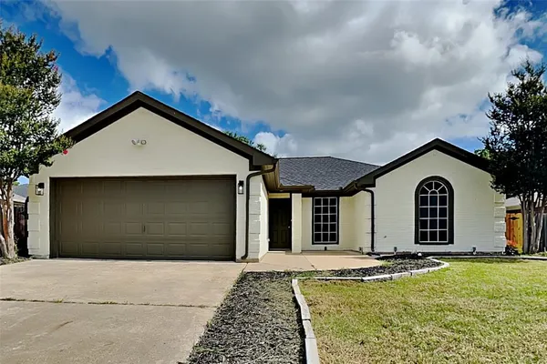 $1,975 | 524 Buckstone Drive, Saginaw, TX 76179