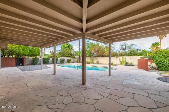 a view of a backyard