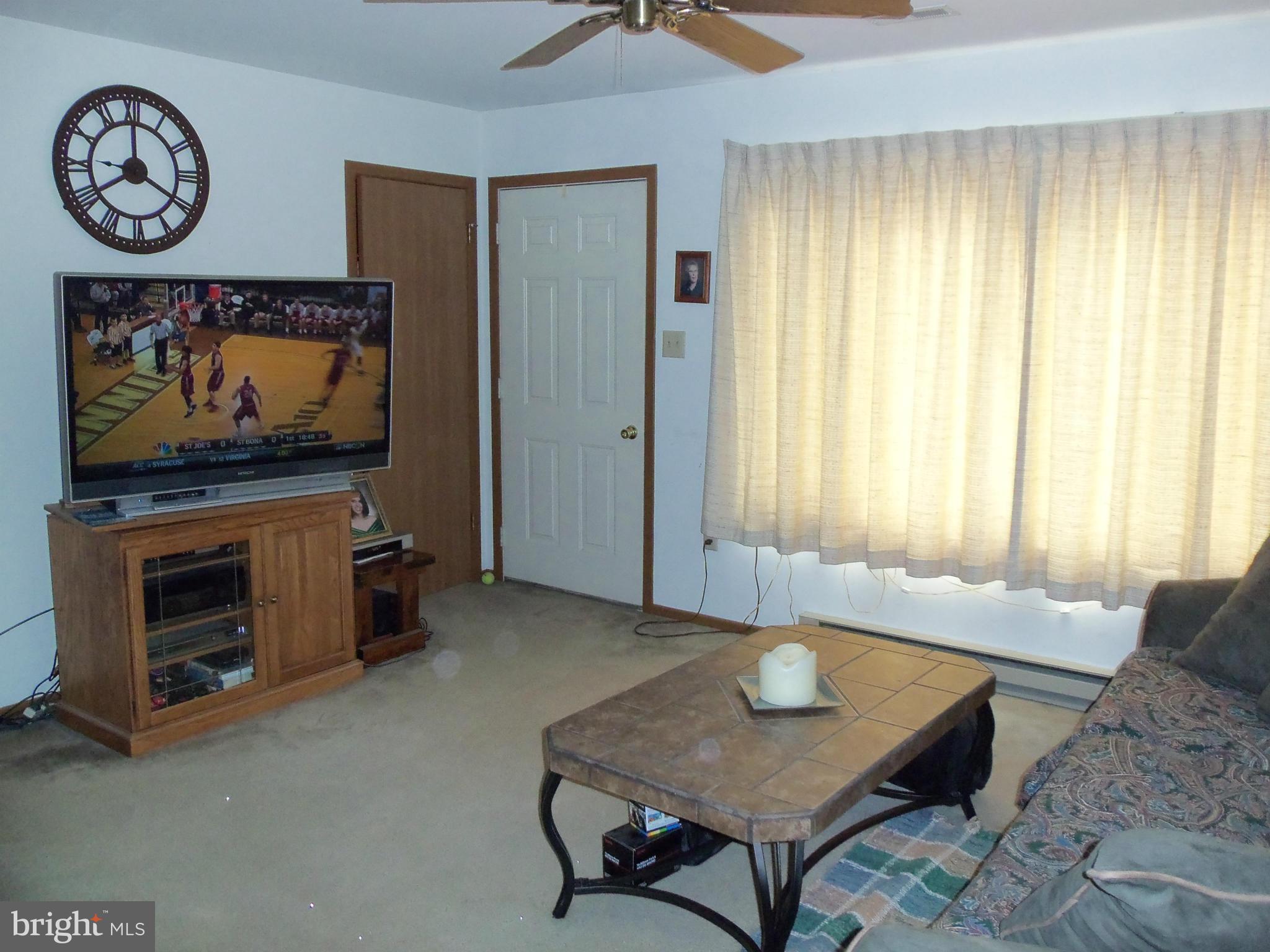 14810 Clear Spring Road Williamsport, MD 21795 - Photo 7 of 13 Living Room