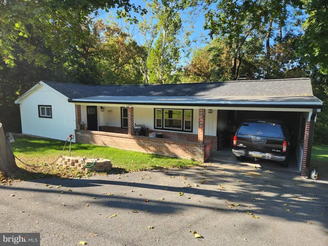 a view of house and outdoor space