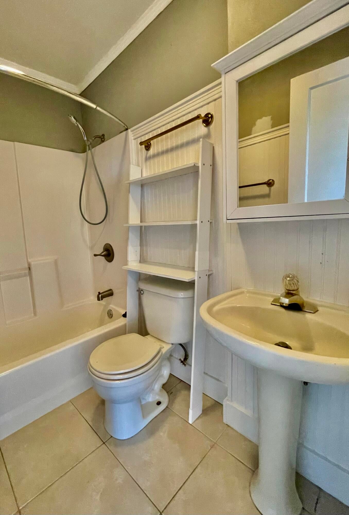 600 Southeast Grizzly Road Madras, OR 97741 - Photo 22 of 40 Bathroom 1