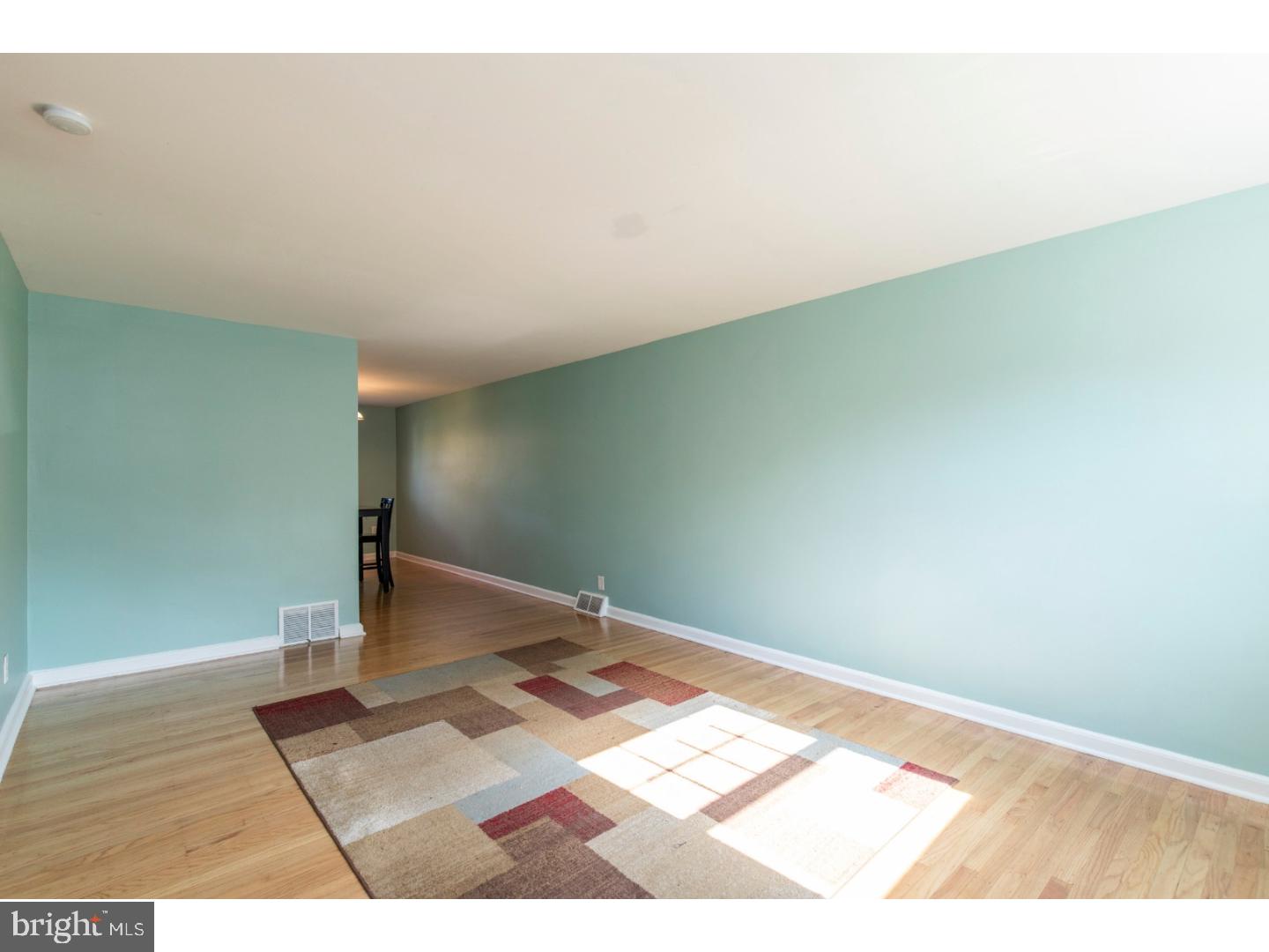 793 Bennington Road Folcroft, PA 19032 - Photo 4 of 25 Living Room