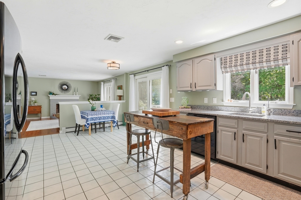 29 Walter Faunce Road Kingston, MA 02364 - Photo 9 of 38