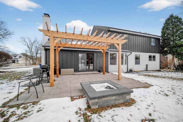 $925,000 | 221 Olesen Drive, Naperville, IL 60540