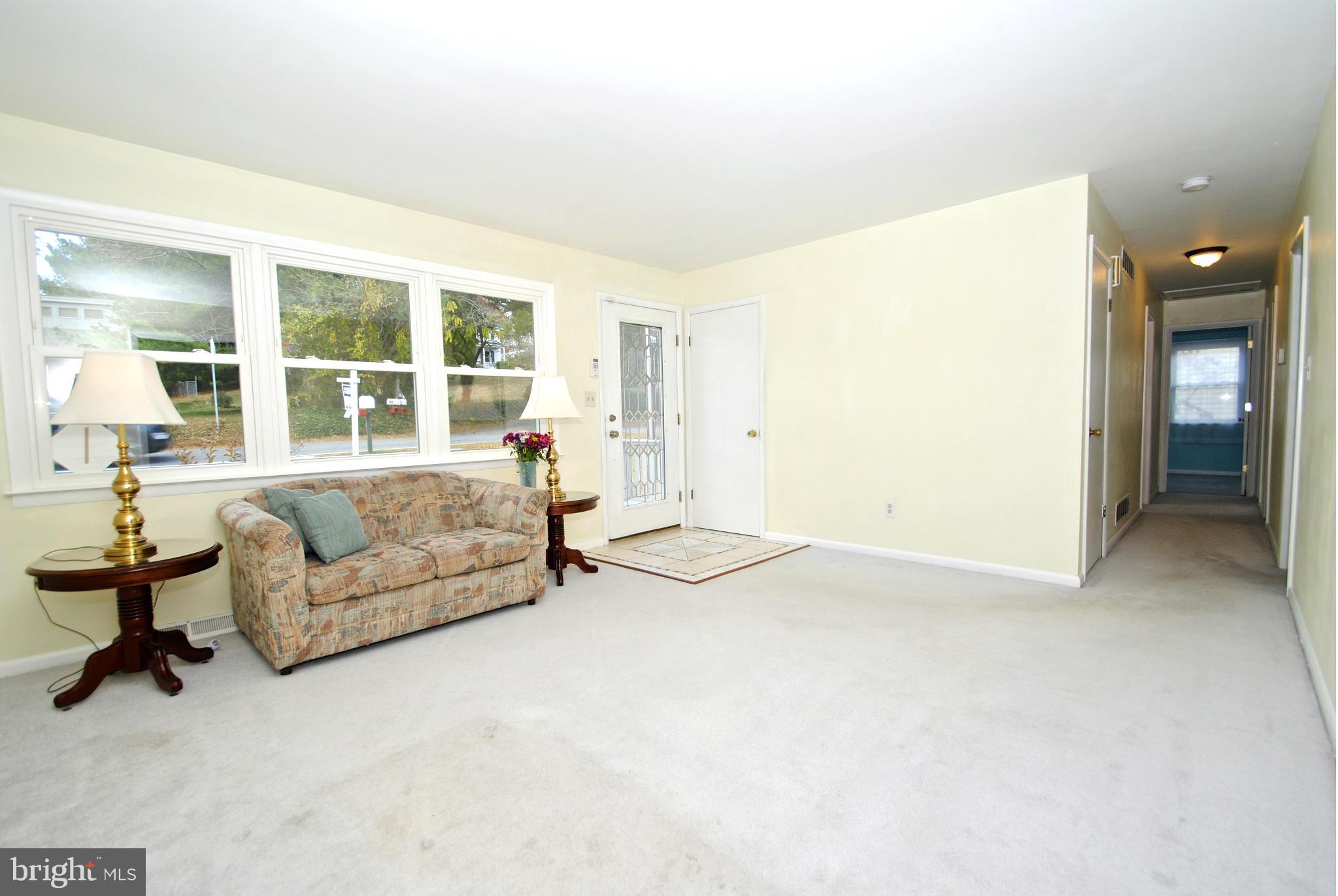 533 Wilson Road Annapolis, MD 21401 - Photo 2 of 21 Clean and bright living room!