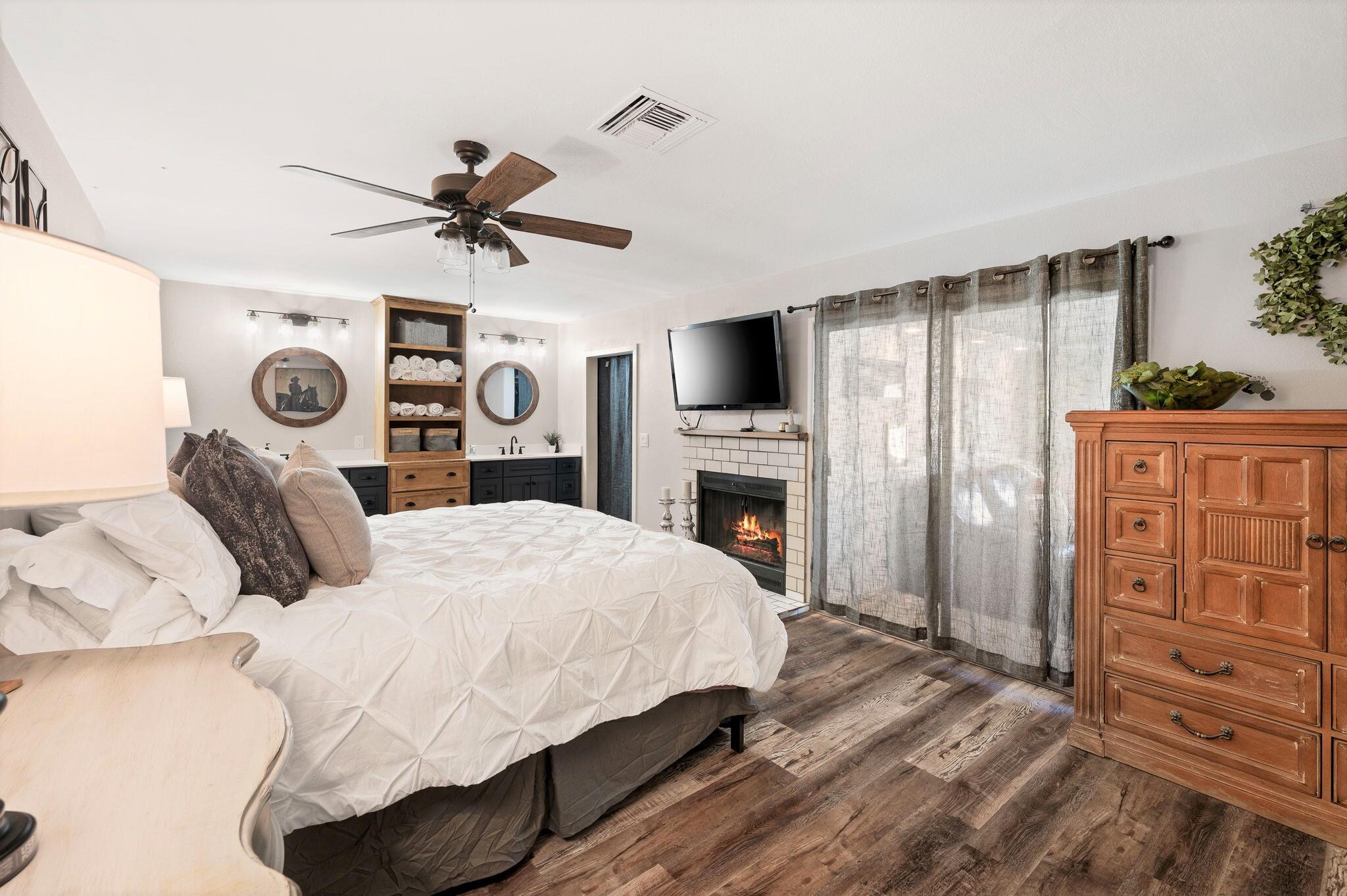 53988 Pinon Drive Yucca Valley, CA 92284 - Photo 30 of 42 a bedroom with a bed a flat tv screen and a dresser