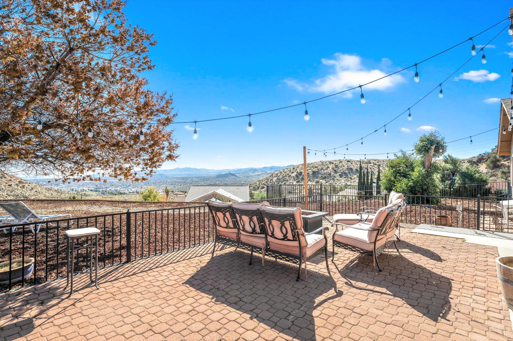 53988 Pinon Drive Yucca Valley, CA 92284 - Photo 38 of 42 a view of a chairs and tables on the roof deck