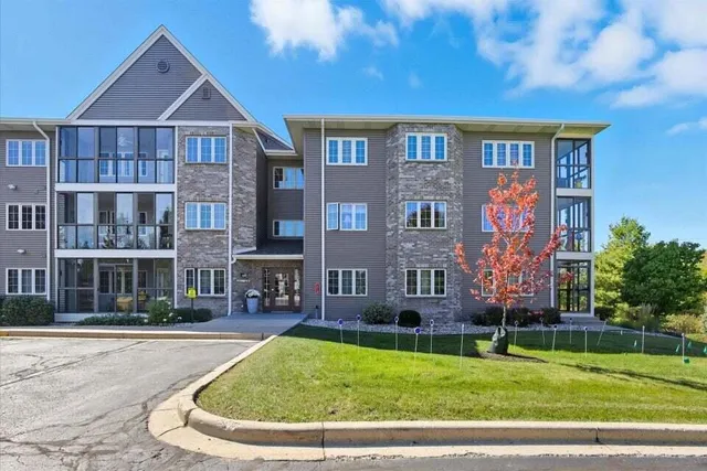 $319,900 | 201 Oconomowoc Parkway, Oconomowoc, WI 53066