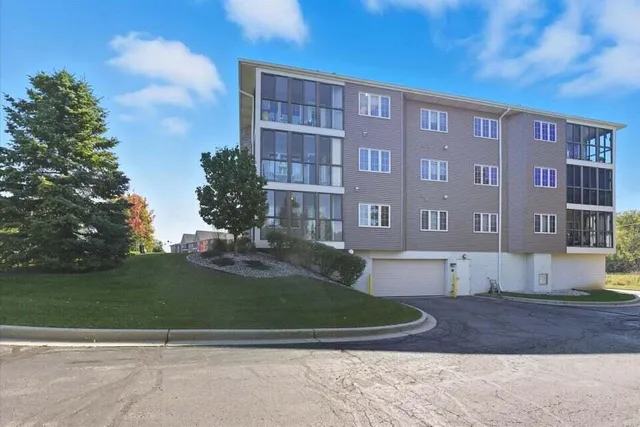 $319,900 | 201 Oconomowoc Parkway, Oconomowoc, WI 53066