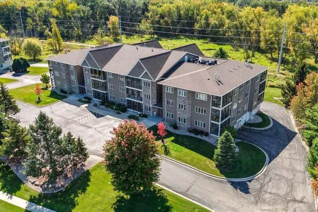 $319,900 | 201 Oconomowoc Parkway, Oconomowoc, WI 53066