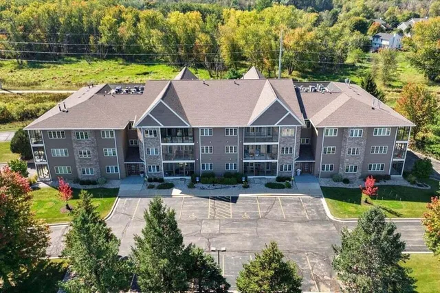 $319,900 | 201 Oconomowoc Parkway, Oconomowoc, WI 53066