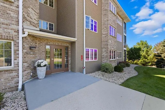 $319,900 | 201 Oconomowoc Parkway, Oconomowoc, WI 53066