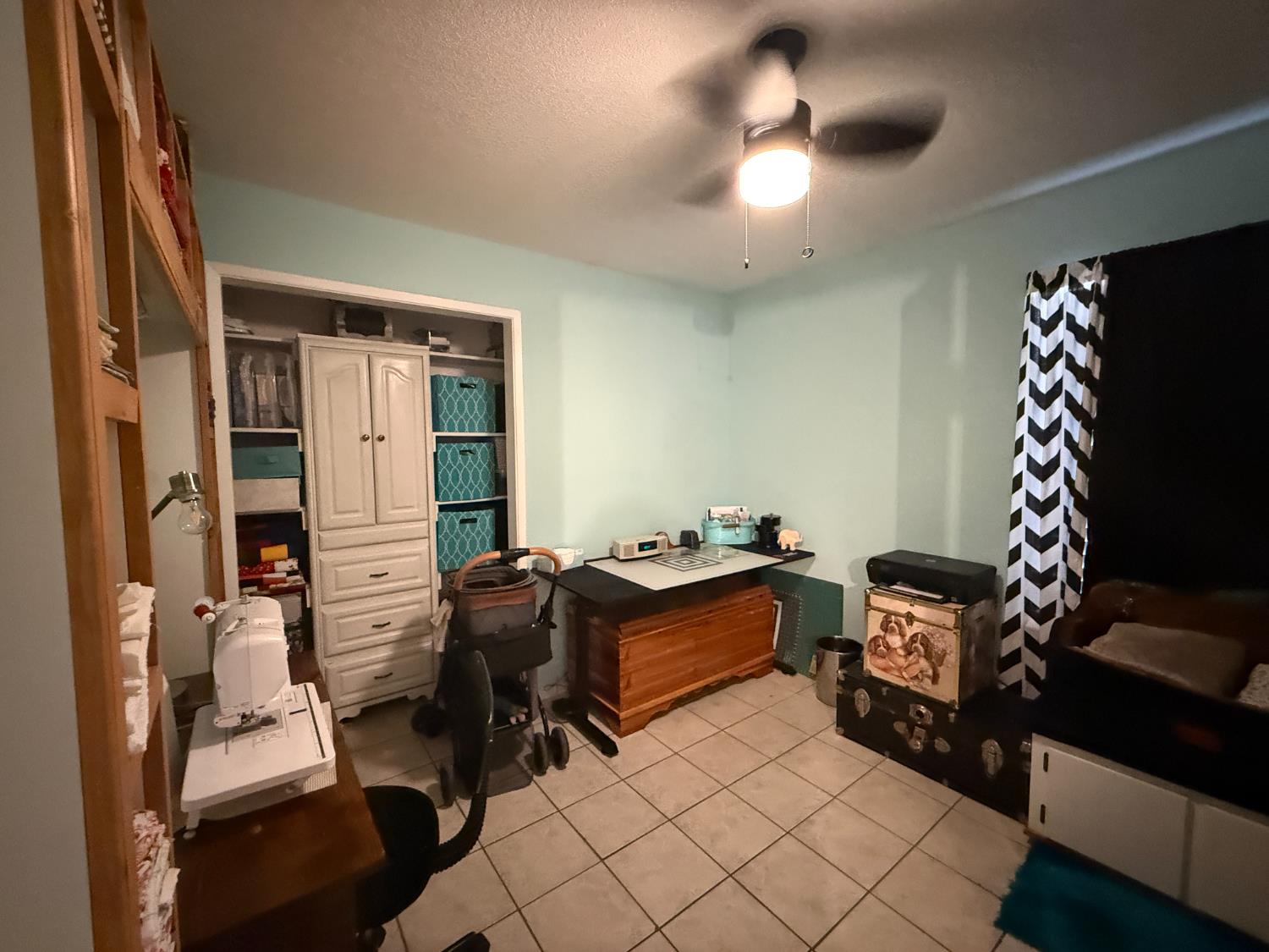 14312 West B Street Kerman, CA 93630 - Photo 14 of 24 a livingroom with workspace and a window