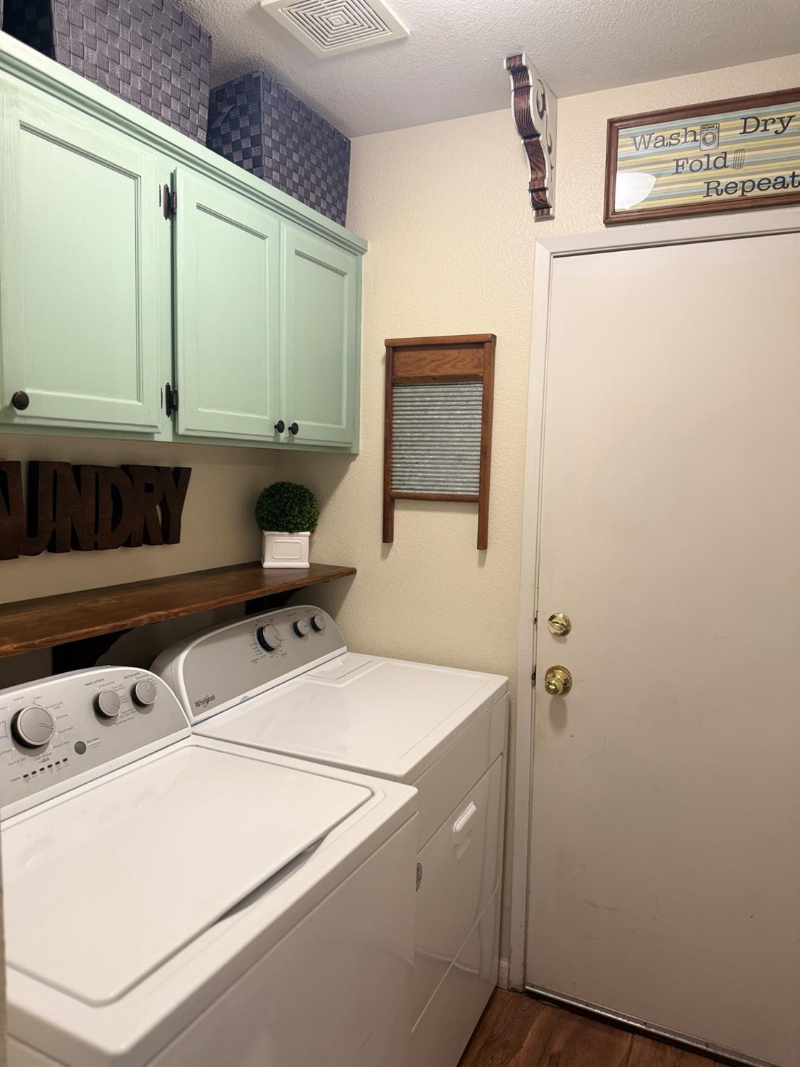 14312 West B Street Kerman, CA 93630 - Photo 15 of 24 a utility room with dryer and washer
