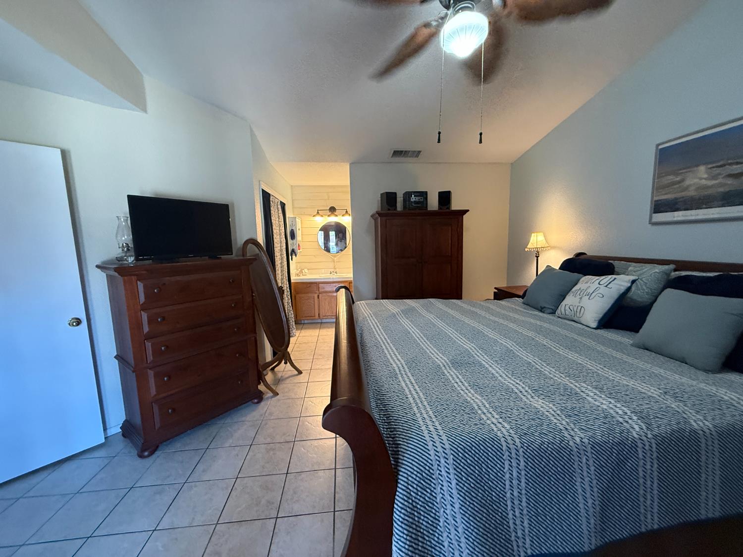 14312 West B Street Kerman, CA 93630 - Photo 7 of 24 a bedroom with a bed and a television