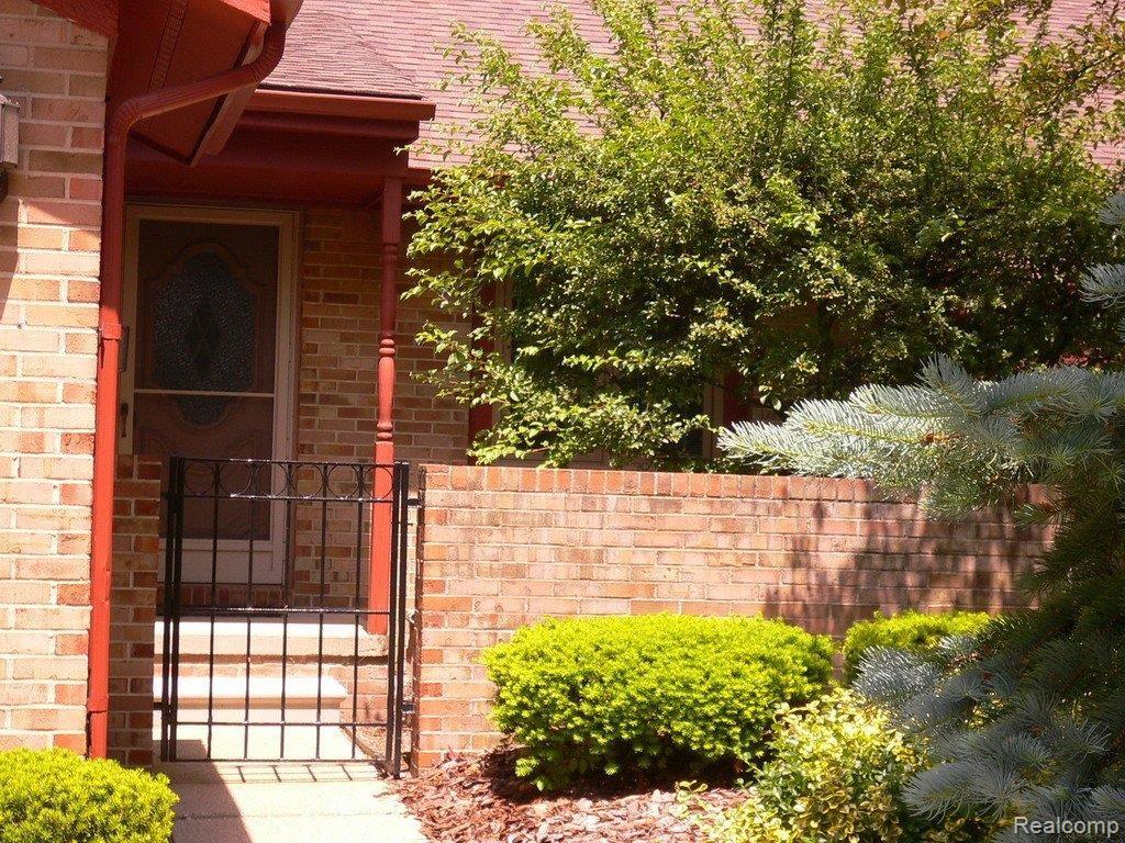940 GreenView Court, Unit 29 Rochester, MI 48307 - Photo 2 of 25 Private Entry Condominium